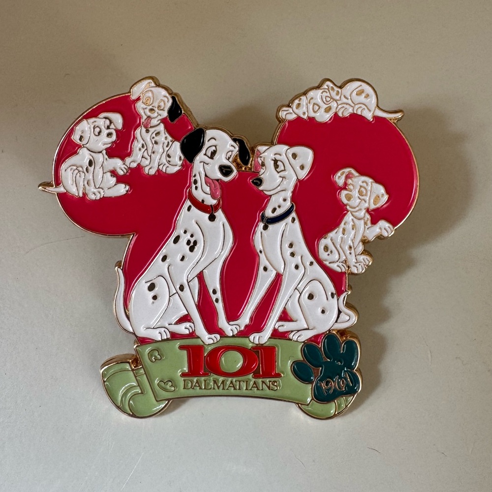 Disney Bradford Exchange Magical Moments of Disney 101 Dalmatians heart Pin